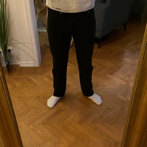 Levis 501 svarta - Levis 501 svarta köpt för inte så längesen, 7/10 skick 