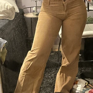 Manchesterbyxor - Jättefina Manchesterbyxor i bootcutmodell i storlek 36, tyvärr för små för mig! Skriv för fler bilder och vid intresse💕💕