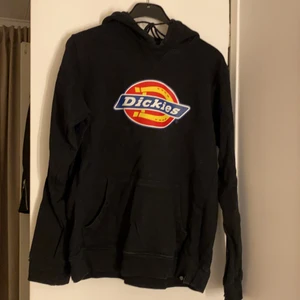 Dickies hoddie - Hoddie som är änvänd Max 5 gånger mycket fint skick Strl L