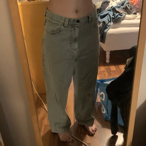 Polar jeans - Säljer mina bigboy jeans från Polar. Står ej någon storlek i men jag är vanligtvis ca M i byxor och 166cm lång och på mig är dom baggy! Hello kitty patchen har jag stykt på själv