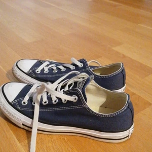 Mörkblå låga converse  - Jag säljer ett par mörkblå låga converse. Storlek 39. Inte använda många gånger, bra skick. Kan mötas upp i Helsingborg och Ängelholm om det önskas🤍 Frakt ingår i priset🤍