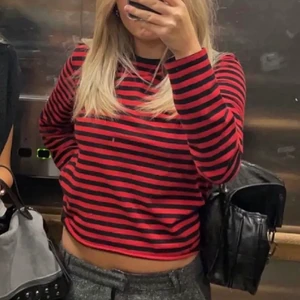 randig tröja  - Trendig randig tröja, första bilden är lånad💗 Lägger upp igen pgd oseriösa köpare, skriv privat för fler bilder ❤️