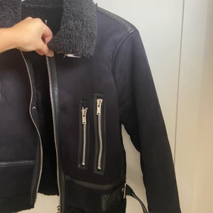 Jacka från Zara, storlek S - Snygg jacka från Zara, perfekt till hösten. Skön och rörlig, lite oversize men passar en annars S. Sitter snyggt på kroppen. Nypris 549. Använd men i fint skick.