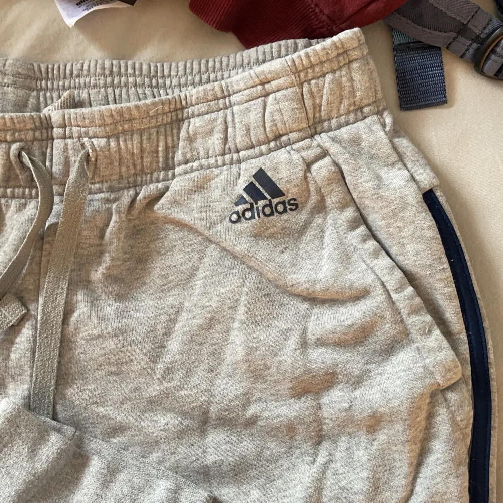 Gråa Adidasbyxor med mörkblåa skräck, dom är tajtare nedtill nypris 599 tror jag, nyskick . Jeans & Byxor.