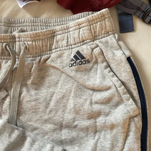 Adidas byxor  - Gråa Adidasbyxor med mörkblåa skräck, dom är tajtare nedtill nypris 599 tror jag, nyskick 