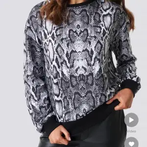 Säljer denna helt nya sweatshirten från Nakd med snake mönster! 