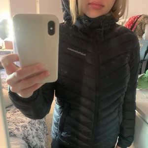Peak performance jacka XS - Säljer en peak performance jacka i storlek xs. Den är i bra skick utan skador. Nypris 2800kr, jag säljer för 1000kr