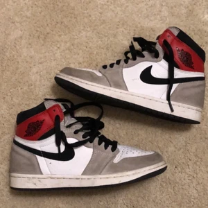 Jordan 1 smoke gray - Säljer dessa jordans som har blivit för små för mig. Skick 6,5-10. Om du har frågor eller är intresserad skriv till mig privat👍