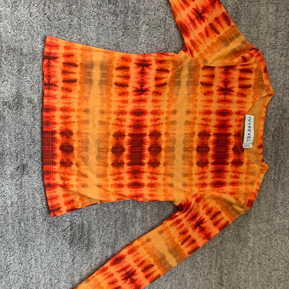 Supersnygg tröja som jag köpt second hand, superfin orange färg, inte använts så mycket, syror inte heller någon storlek men de är en S. Toppar.
