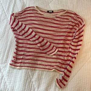 Stickad tröja - Röd/vit stickad tröja från BikBok!