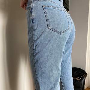 Dessa är använda ca 3ggr, i storlek L men skulle säga att de passar de som har storlek 38 i jeans. Raka jeans med ett hål. Orginalpris 499