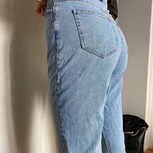 Rut & circle jeans  - Dessa är använda ca 3ggr, i storlek L men skulle säga att de passar de som har storlek 38 i jeans. Raka jeans med ett hål. Orginalpris 499