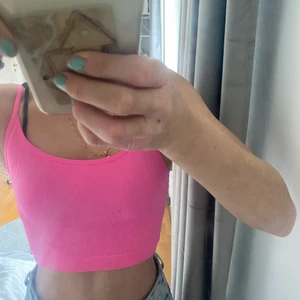 Rosa top💕 - Säljer min super fina neon-rosa top! 
