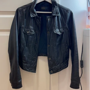 Skinnjacka - Svart skinnjacka med 4 fickor💗 sitter super skönt och passar till allt💕 Bra skick och priset kan diskuteras!