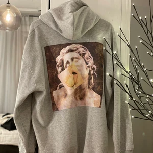 Oversize hoodie från missguided - Oversize hoodie från missguided med tryck bak. 