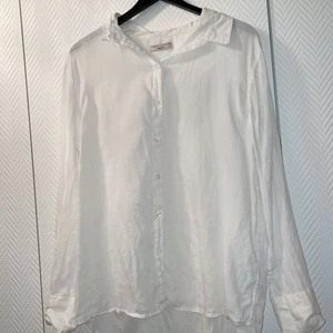 Linneskjorta, strl 44 - Vit linneskjorta i storlek 44. Mycket bra skick, är oanvänd. Riktigt bra kvalitet!