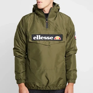 Ellesse anorak monterini - grön - Helt ny jacka från Ellesse, dvs perfekt skick. Jackan är fodrad i fleece och kan användas både på hösten men även under vintern. Pris på Zalando är 1156kr! Obs, första bilden är lånad från Zalando, samma färg, bara dåligt ljus. Tveka inte att höra av dig om du har frågor!