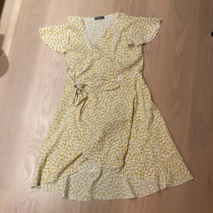 NY Gul blommig klänning strl S - Ej använd klänning i storleken S