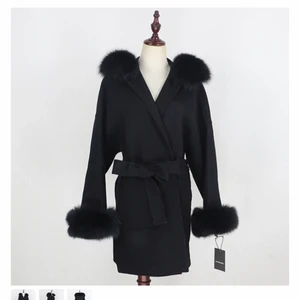 Valentina Coat - Jag fick hem denna kappa från femenina of sweden men tyvärr passade den inte mig och jag skulle vilja sälja den för lägre pris än det originella priset. Vilket egentligen är 3599kr som ni ser på bilden ovan (originella priset). Jag säljer denna kappa för 2000kr och den är helt ny med tanke på att den levererades idag till mitt hem. :) Plus det är äkta päls på både luva och händerna