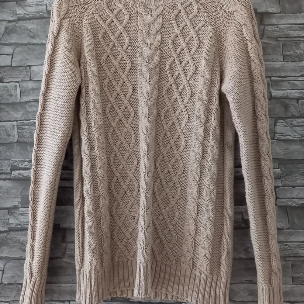En snygg stickad tröja från ellos. Storlek 38/40. 150 kr + frakt. Buda gärna i kommentarerna. Skärpet tillkommer ej.. Neuleet.
