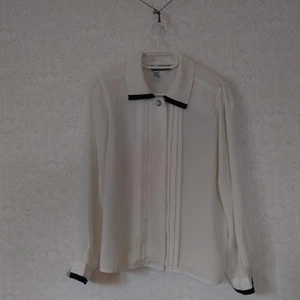 SK & Company skjorta - En skjorta från Sk & Company strl 8 skulle uppskatta den till M. Har axelvaddar men de går nog ta bort ifall man vill de. En knapp saknas på höger ärm. 