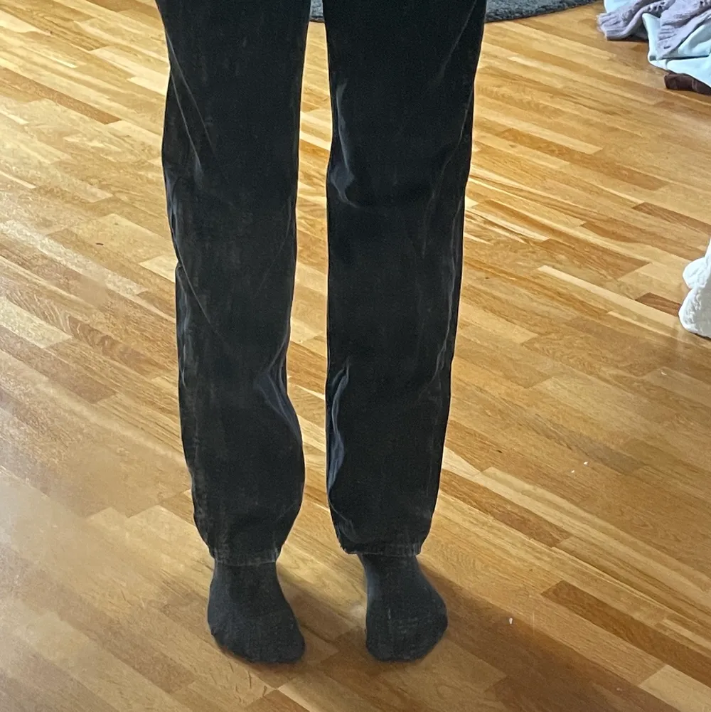 Säljer dessa trendiga mid/low waisted jeans med straight legs från Weekday. De är i storlek 26/32 och är i nyskick. Säljer för 150kr+frakt . Jeans & Byxor.