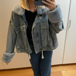 Jeansjacka  - Säljer min jeansjacka med päls från missguided. Fint skick och använd cirka 4 gånger. Frakt tillkommer 