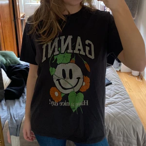 Ganni t-shirt - Säljer min coola Ganni t-shirt i storlek M. Nypris: 845