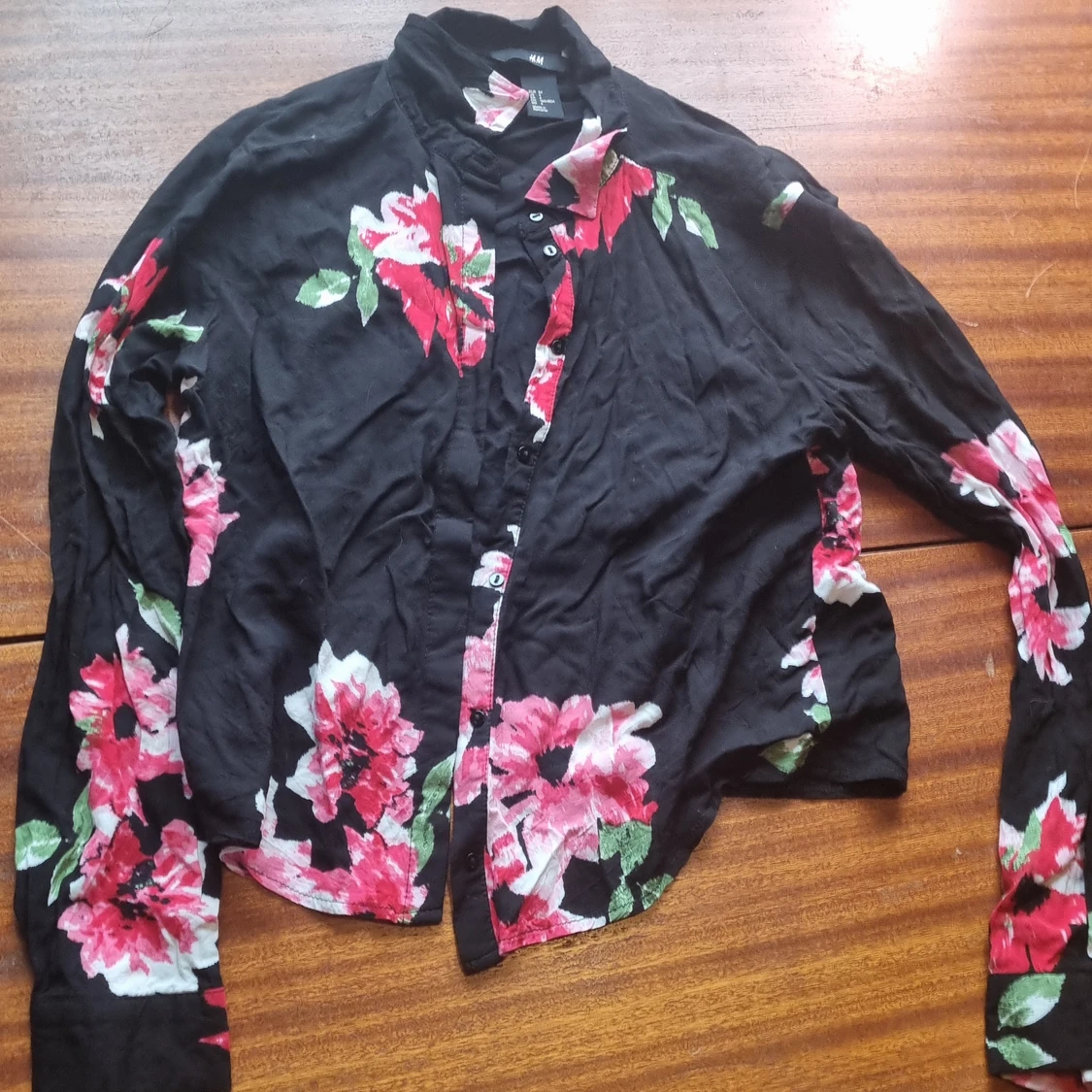 Kort blommig skjorta