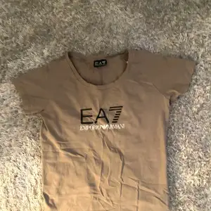 Fin EA7 T-shirt köpt på JD för ett år sen för 650kr. Storlek Xs. Inte använd på ett tag därav det skrynkliga. Vid intresse skriv för mer bilder!!