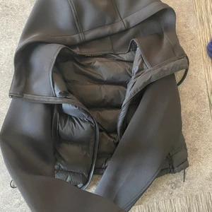 Svart jacka från zara - Svart jacka från zara som är mycket eftersökt! Storlek xs