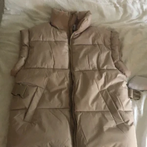 Beige väst - aldrig använt då den är lite för stor för mig, slutsåld i storlek 34 (xs), nyskick 💓 fraktkostnad 70kr, kan även mötas upp i mariestad