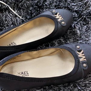 Michael Kors skor - Michael Kors ballerinaskor med guldiga detaljer