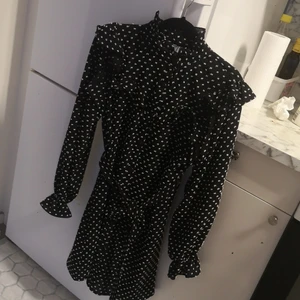 38 - En mix svärt och vit klänning som är inte använt den skön och fin ochså 