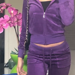 Lila juicy couture - Säljer mitt fina set eftersom det kommer inte till användning någon mera 
