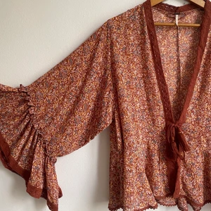 Bohemisk tunika/ cardigan - Säljer denna bohemisk inspirerande tunikan / cardigan då jag ej får någon användning för den ❤️ den är i storlek XS men passar mig som är en M ✨