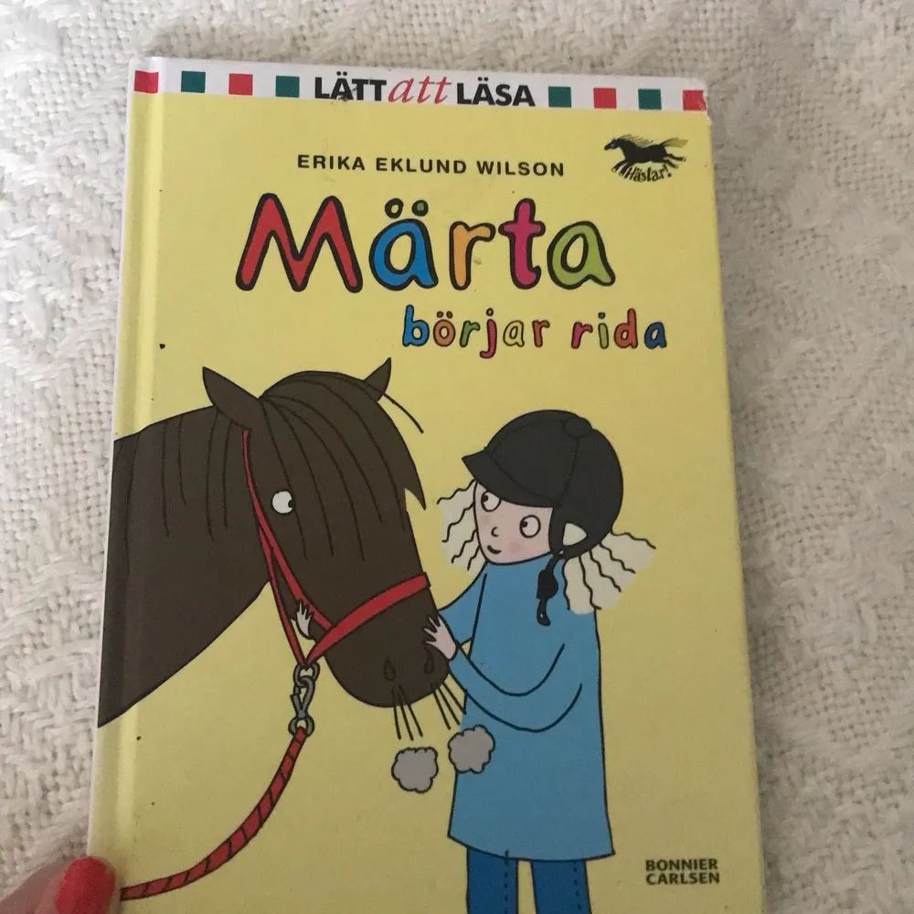 En lätt att läsa bok som är jätte bra om man är nybörjare på att läsa eller om man är intresserad av att läsa om hästar. Jag säljer den eftersom min dotter redan har läst den och läser lite svårare böcker.jag kan posta men vet ej vad priset blir . Övrigt.
