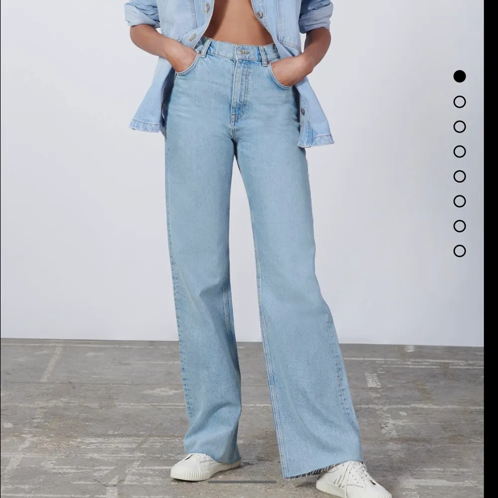 Ett par långa, högmidjade jeans från Zara. Storlek 36. Jeans & Byxor.