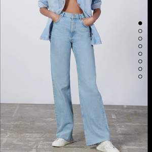 Ett par långa, högmidjade jeans från Zara. Storlek 36