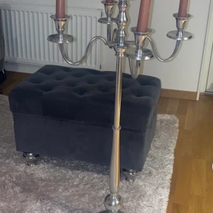 Grå sammetspuff 400 och kandelaber 200kr - Silvrig kandelaber 200kr fint skick och en grå sammetspuff 400kr i fint skick. 