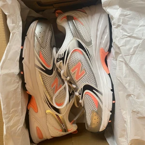 New balance 530 strl 39,5  - Säljer dessa trendiga skor pga de är för små. Endast testade så alltså helt oanvända. Köptes på junkyard. Nypris 1099kr. Skriv privat om du vill ha fler bilder