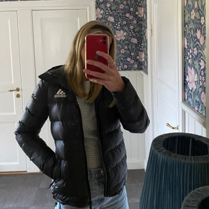 Vinterjacka - Säljer denna fräscha adidasjacka! Jag tror den köptes för två år sedan och har använts ca en halv säsong. Pris kan eventuellt diskuteras vid snabb affär. Kontakta mig om du är intresserad har frågor eller vill ha fler bilder!💕