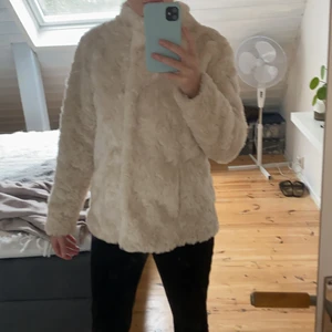 Kappahl, strl 164 - Mysig och skönt jacka från Kappahl. Den är i barnstorlek 164 men passar mig som har xs i vanliga fall. Färgen är beige/rosa.