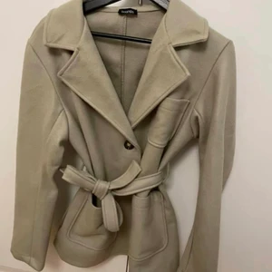 Kappa - Jättefin kappa som tyvärr var för stor för mig. Storlek S men passar lätt en M också. 150kr + spårbar frakt för 66. 🌸