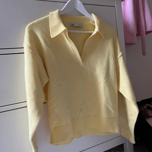 Stickad tröja från Zara - Gul finstickad tröja från Zara med krage! Buda i annonsen💛 