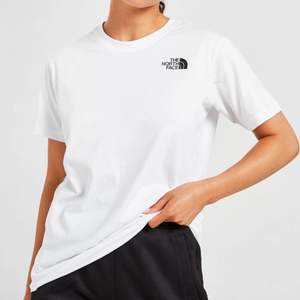 North face t-shirt som jag skulle säga är i storlek XS. 70kr + frakt. Den ser lite smutsig ut men tror det beror på ljuset, den är tvättad och helt ren i verkligheten, ser ut som ny, får ta nya bilder 