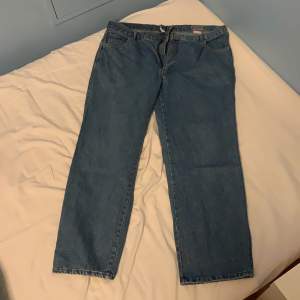Snygga jeans i storlek d112 ungefär 40-43 i midjan och 31-32 längd