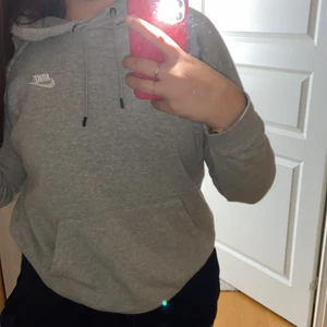 En grå Nike hoodie  - En grå Nike hoodie som köptes för 250 o säker den för 150 o de är storlek L den är för stor för mig