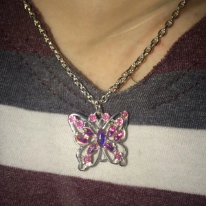 Fjärilshalsband  - Ett halsband i silver. Med fjärilsberlock. Kostade 99kr. Kedja på 49cm och berlock på 2cm. Säljs pga gillar inte de. Å de finns inget slitage och aldrig använt. 