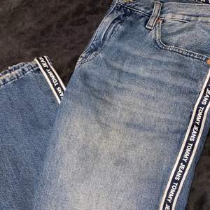 Nyinköpta Tommy hilfiger jeans! Lite små i storlek för mig! Inköpta för 1190kr!